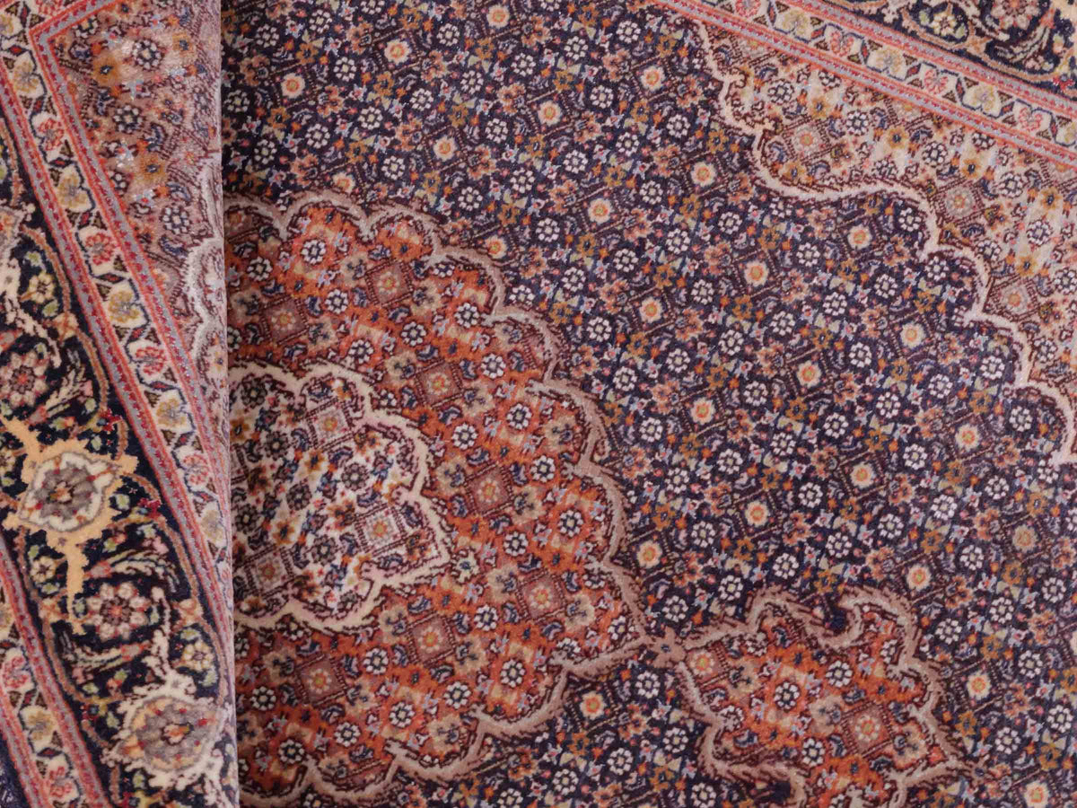 Handgeknüpfter Täbriz Mahi 50 Raj Perserteppich von Khademi aus Wolle, navy-beige. Persischer Orientteppich. Von Hand geknüpft in Iran. Größe: 156 cm x 106 cm. Teppichnummer: SB3-1058. Verkauf durch Jupiter Intl.