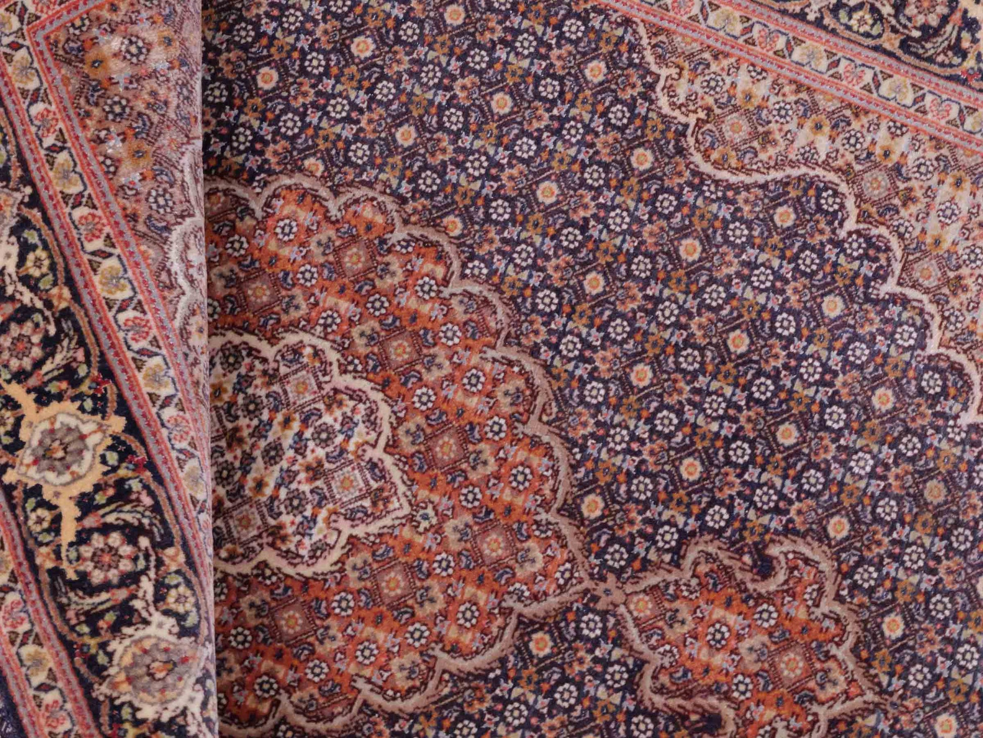 Handgeknüpfter Täbriz Mahi 50 Raj Perserteppich von Khademi aus Wolle, navy-beige. Persischer Orientteppich. Von Hand geknüpft in Iran. Größe: 156 cm x 106 cm. Teppichnummer: SB3-1058. Verkauf durch Jupiter Intl.