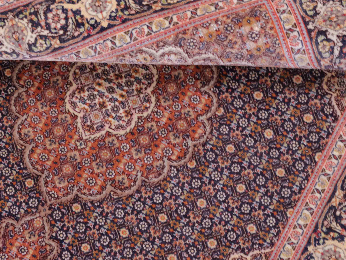 Handgeknüpfter Täbriz Mahi 50 Raj Perserteppich von Khademi aus Wolle, navy-beige. Persischer Orientteppich. Von Hand geknüpft in Iran. Größe: 156 cm x 106 cm. Teppichnummer: SB3-1058. Verkauf durch Jupiter Intl.
