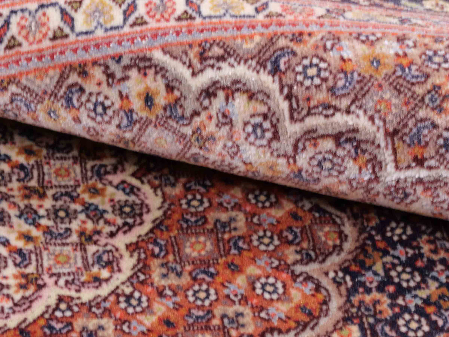 Handgeknüpfter Täbriz Mahi 50 Raj Perserteppich von Khademi aus Wolle, navy-beige. Persischer Orientteppich. Von Hand geknüpft in Iran. Größe: 156 cm x 106 cm. Teppichnummer: SB3-1058. Verkauf durch Jupiter Intl.