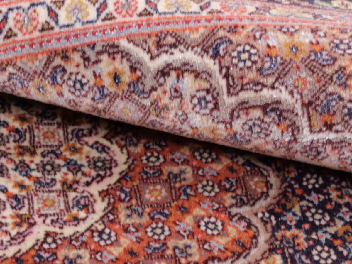 Handgeknüpfter Täbriz Mahi 50 Raj Perserteppich von Khademi aus Wolle, navy-beige. Persischer Orientteppich. Von Hand geknüpft in Iran. Größe: 156 cm x 106 cm. Teppichnummer: SB3-1058. Verkauf durch Jupiter Intl.