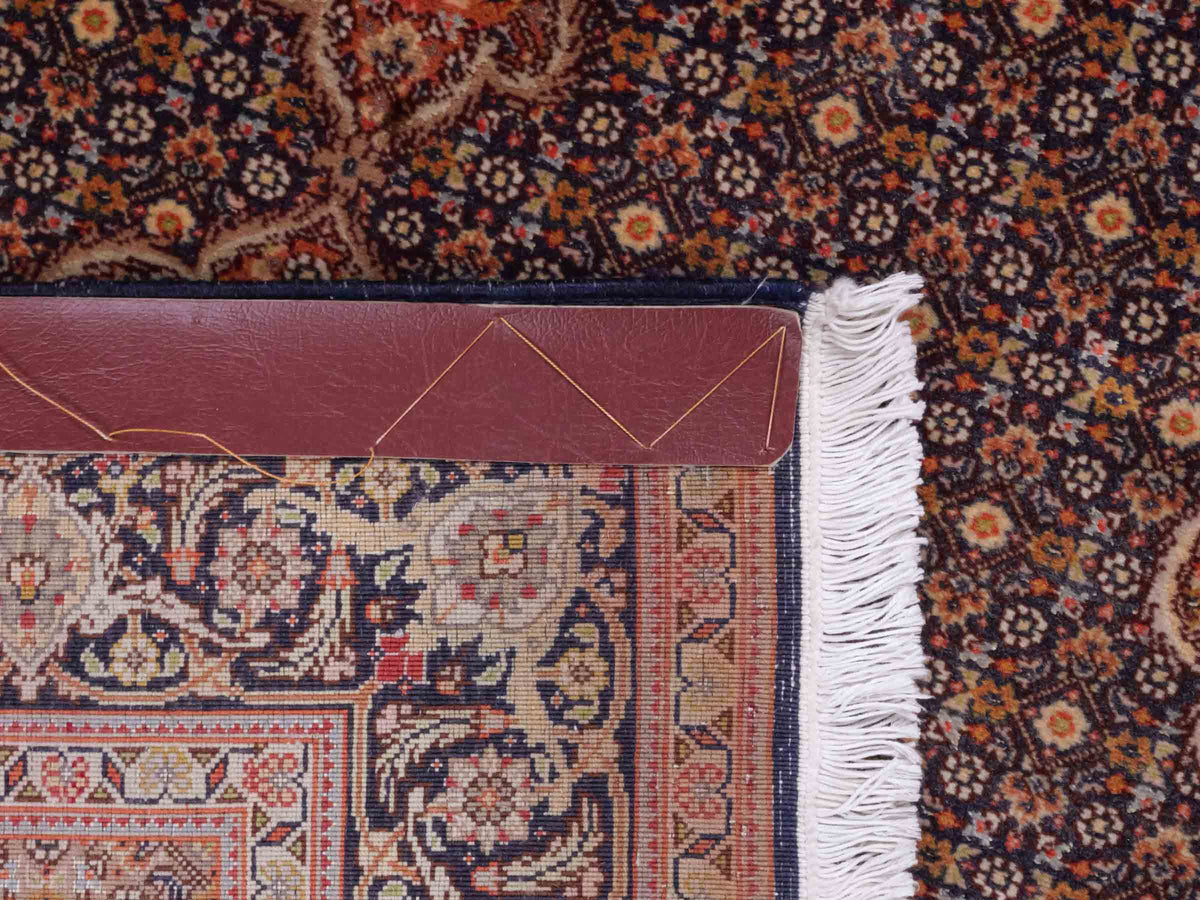 Handgeknüpfter Täbriz Mahi 50 Raj Perserteppich von Khademi aus Wolle, navy-beige. Persischer Orientteppich. Von Hand geknüpft in Iran. Größe: 156 cm x 106 cm. Teppichnummer: SB3-1058. Verkauf durch Jupiter Intl.