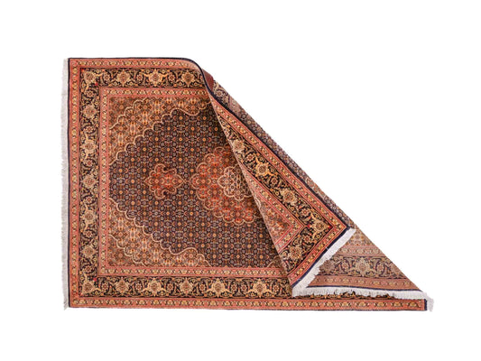 Handgeknüpfter Täbriz Mahi 50 Raj Perserteppich von Khademi aus Wolle, navy-beige. Persischer Orientteppich. Von Hand geknüpft in Iran. Größe: 156 cm x 106 cm. Teppichnummer: SB3-1058. Verkauf durch Jupiter Intl.