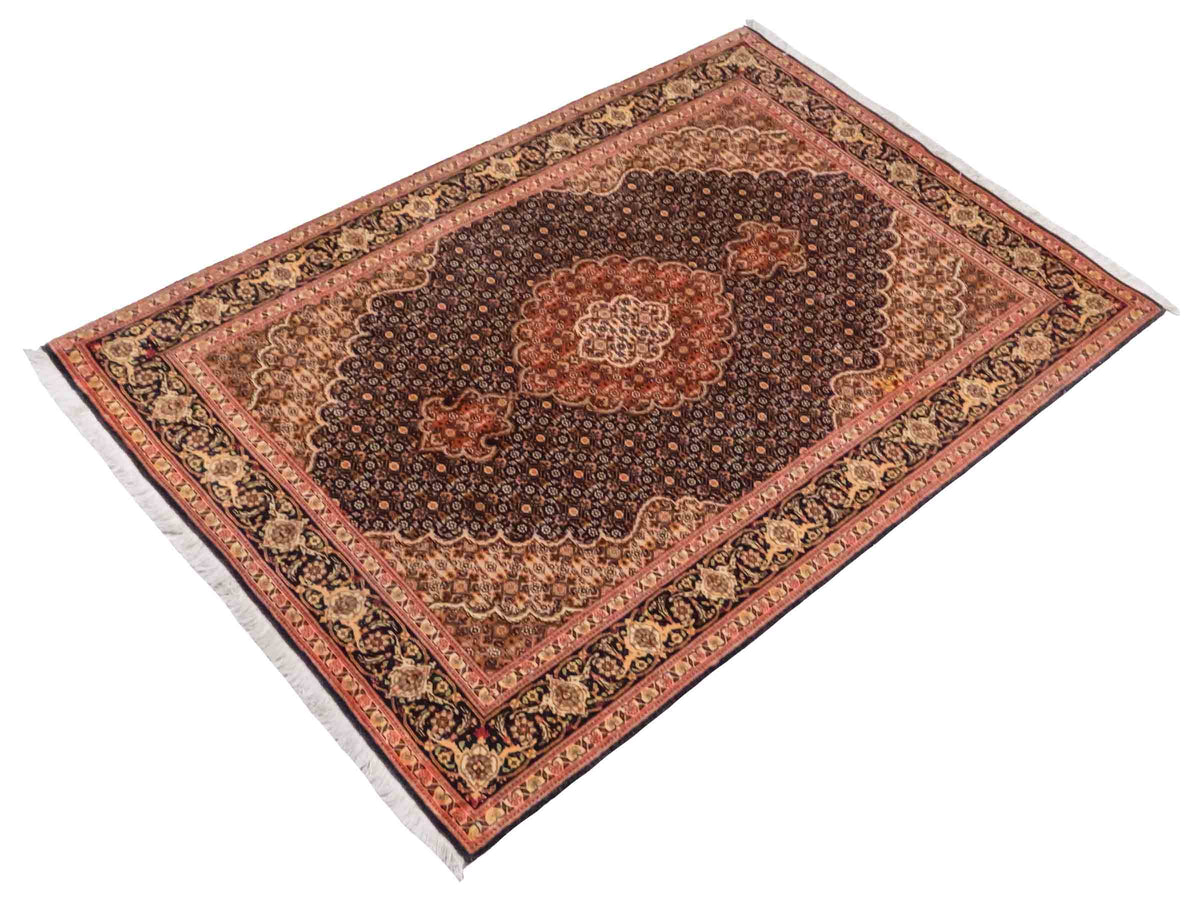 Handgeknüpfter Täbriz Mahi 50 Raj Perserteppich von Khademi aus Wolle, navy-beige. Persischer Orientteppich. Von Hand geknüpft in Iran. Größe: 156 cm x 106 cm. Teppichnummer: SB3-1058. Verkauf durch Jupiter Intl.