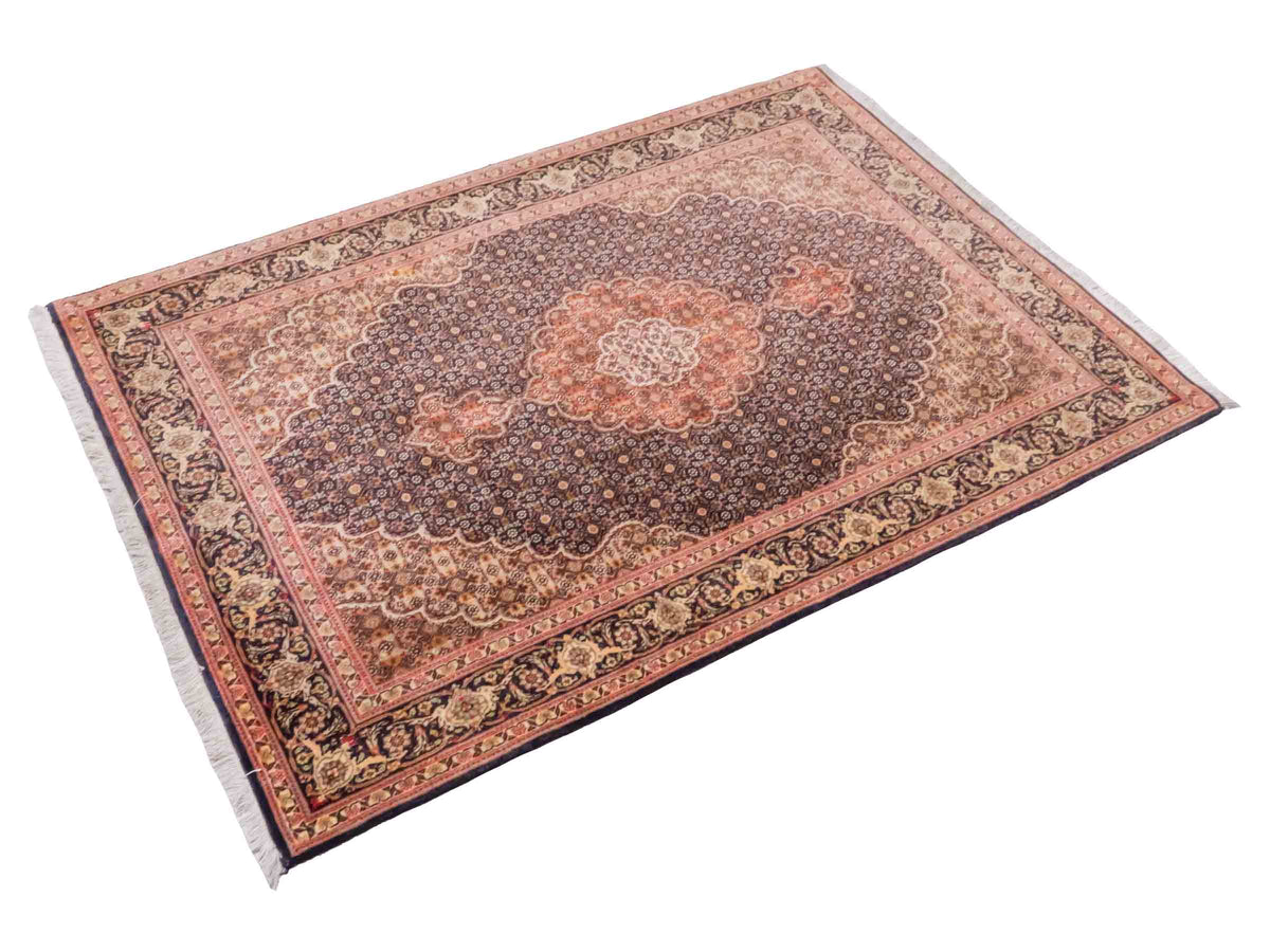 Handgeknüpfter Täbriz Mahi 50 Raj Perserteppich von Khademi aus Wolle, navy-beige. Persischer Orientteppich. Von Hand geknüpft in Iran. Größe: 156 cm x 106 cm. Teppichnummer: SB3-1058. Verkauf durch Jupiter Intl.