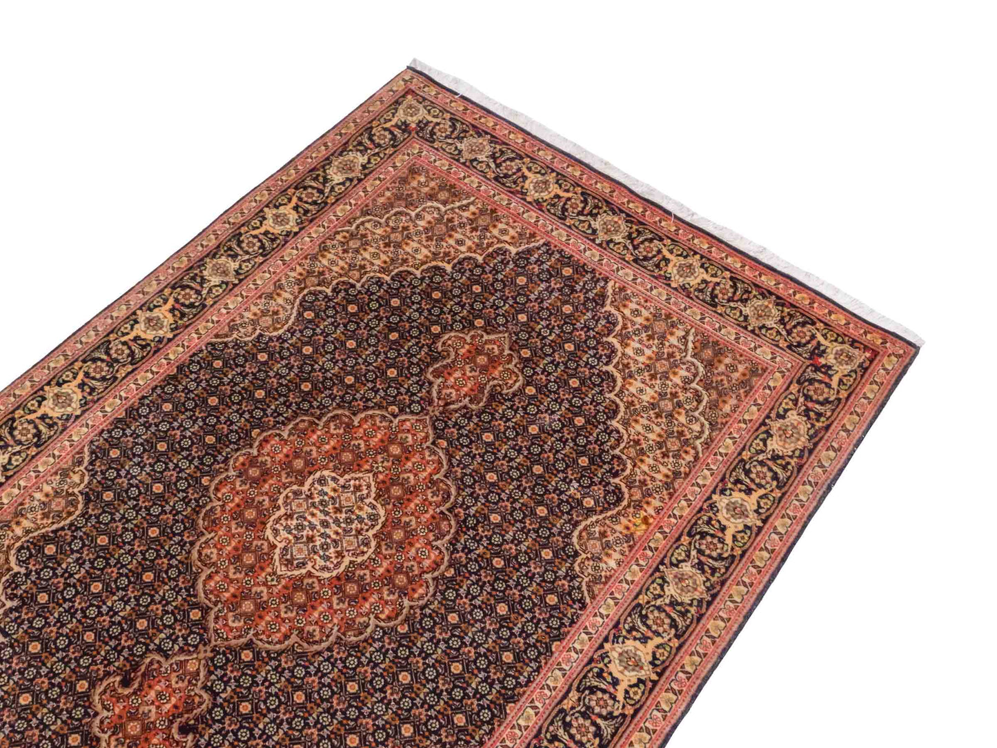 Handgeknüpfter Täbriz Mahi 50 Raj Perserteppich von Khademi aus Wolle, navy-beige. Persischer Orientteppich. Von Hand geknüpft in Iran. Größe: 156 cm x 106 cm. Teppichnummer: SB3-1058. Verkauf durch Jupiter Intl.