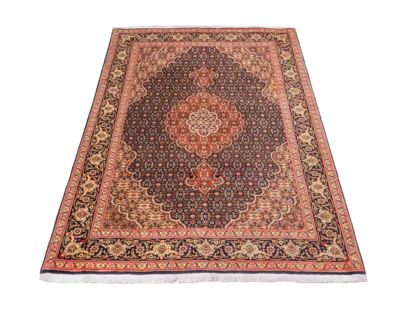 Handgeknüpfter Täbriz Mahi 50 Raj Perserteppich von Khademi aus Wolle, navy-beige. Persischer Orientteppich. Von Hand geknüpft in Iran. Größe: 156 cm x 106 cm. Teppichnummer: SB3-1058. Verkauf durch Jupiter Intl.