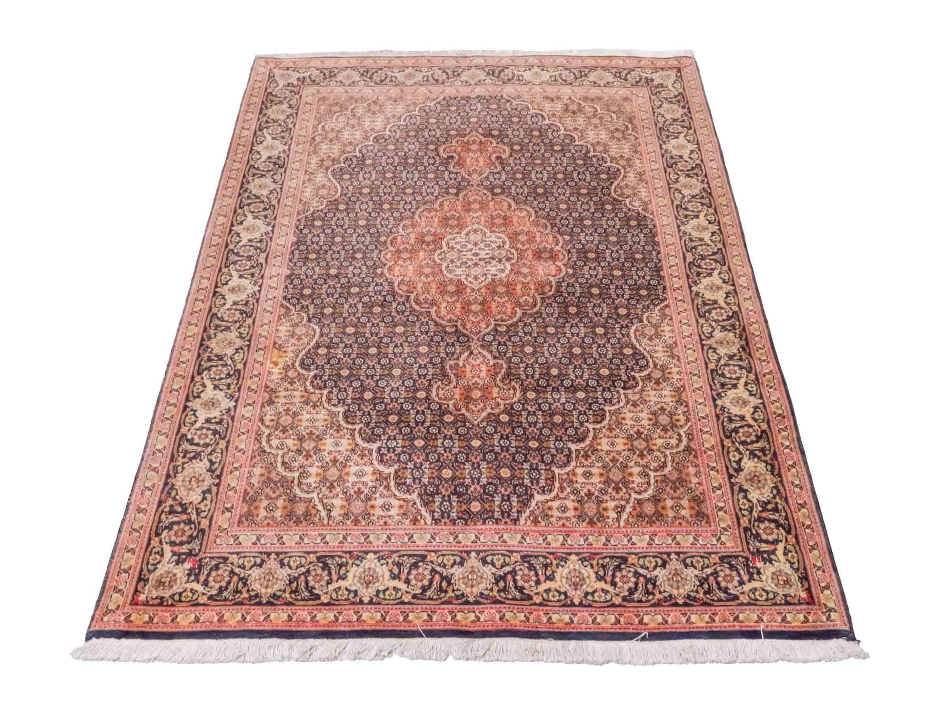 Handgeknüpfter Täbriz Mahi 50 Raj Perserteppich von Khademi aus Wolle, navy-beige. Persischer Orientteppich. Von Hand geknüpft in Iran. Größe: 156 cm x 106 cm. Teppichnummer: SB3-1058. Verkauf durch Jupiter Intl.