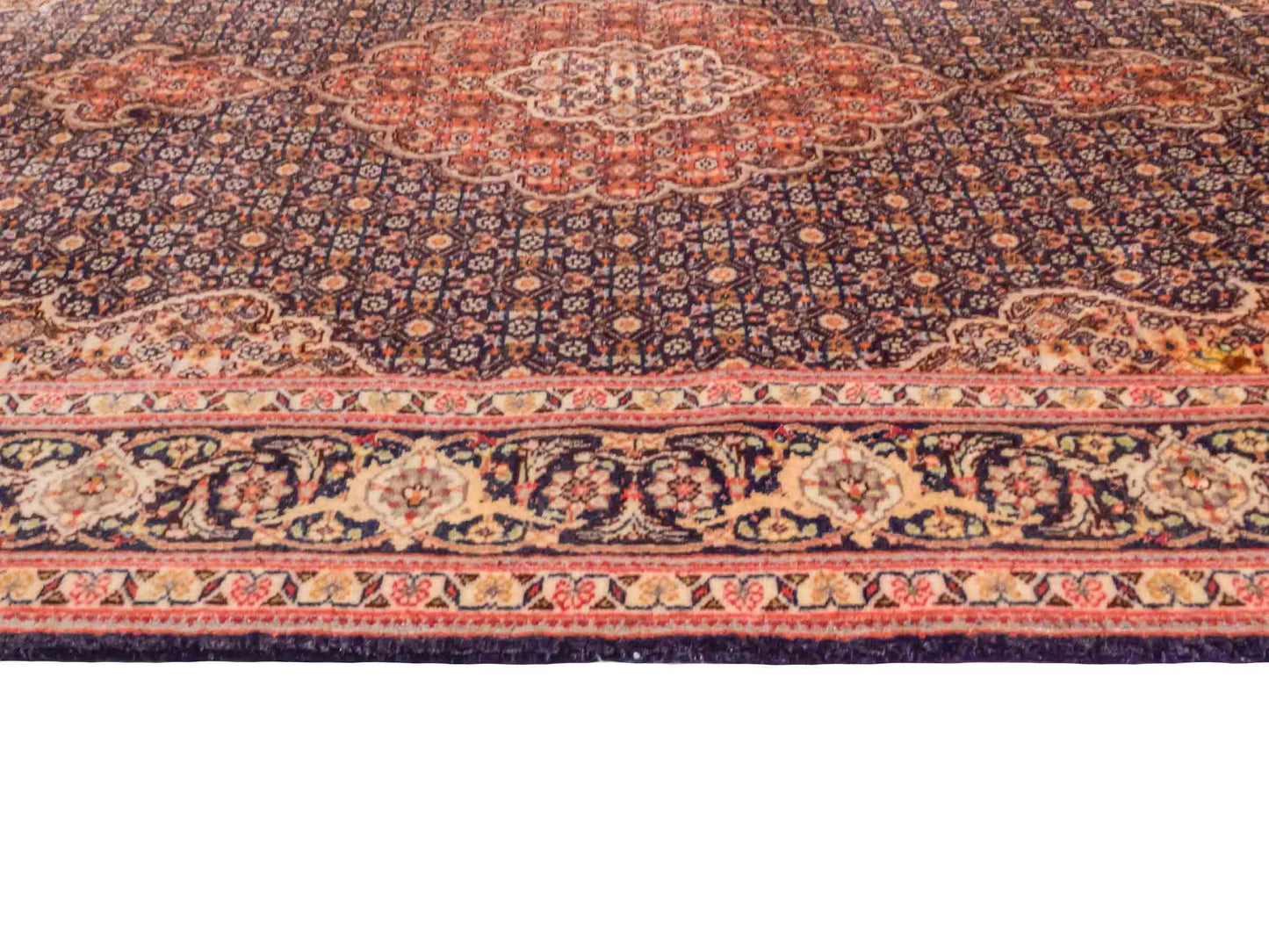 Handgeknüpfter Täbriz Mahi 50 Raj Perserteppich von Khademi aus Wolle, navy-beige. Persischer Orientteppich. Von Hand geknüpft in Iran. Größe: 156 cm x 106 cm. Teppichnummer: SB3-1058. Verkauf durch Jupiter Intl.
