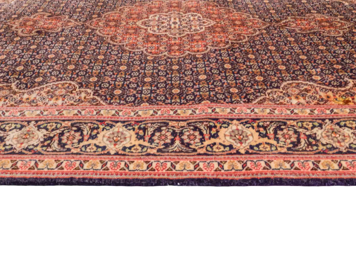 Handgeknüpfter Täbriz Mahi 50 Raj Perserteppich von Khademi aus Wolle, navy-beige. Persischer Orientteppich. Von Hand geknüpft in Iran. Größe: 156 cm x 106 cm. Teppichnummer: SB3-1058. Verkauf durch Jupiter Intl.