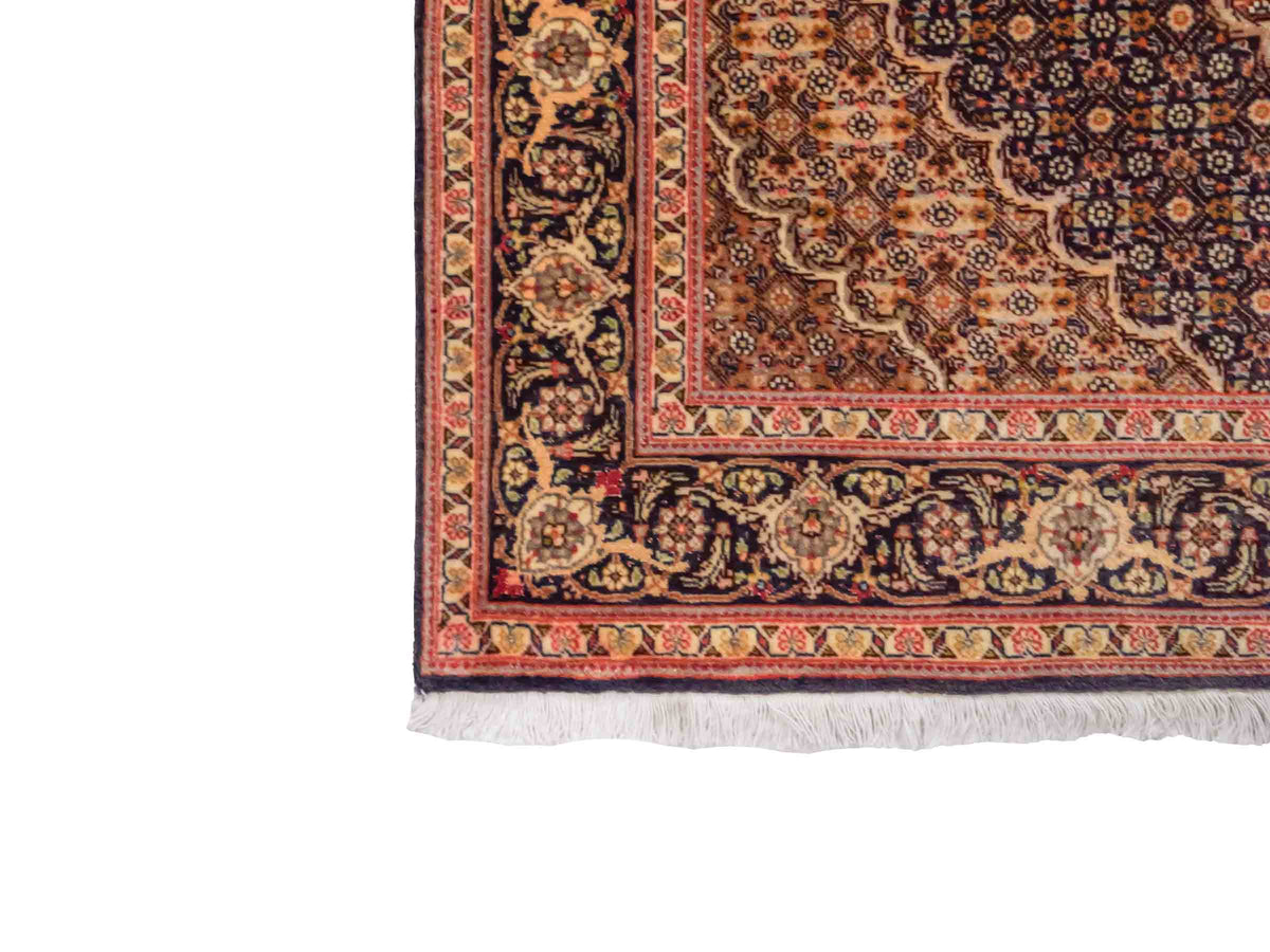 Handgeknüpfter Täbriz Mahi 50 Raj Perserteppich von Khademi aus Wolle, navy-beige. Persischer Orientteppich. Von Hand geknüpft in Iran. Größe: 156 cm x 106 cm. Teppichnummer: SB3-1058. Verkauf durch Jupiter Intl.