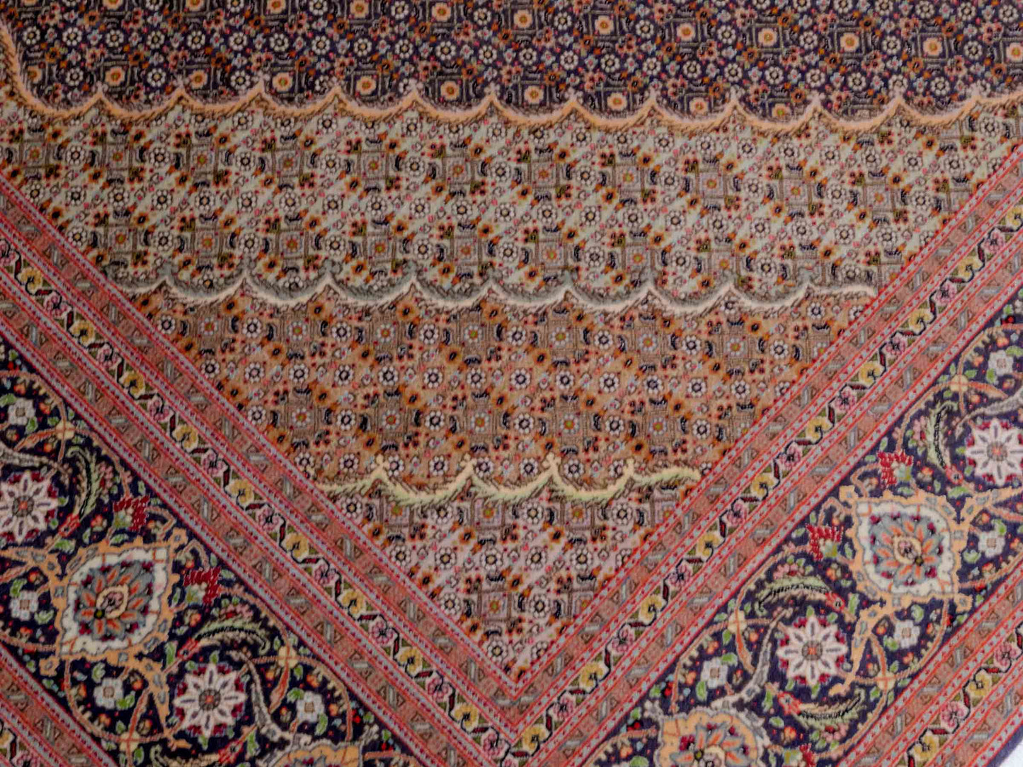 Handgeknüpfter Täbriz Mahi 40 Raj Perserteppich von Khademi aus Wolle, navy-blau-orange. Persischer Orientteppich. Von Hand geknüpft in Iran. Größe: 295 cm x 205 cm. Teppichnummer: SB3-1181. Verkauf durch Jupiter Intl.