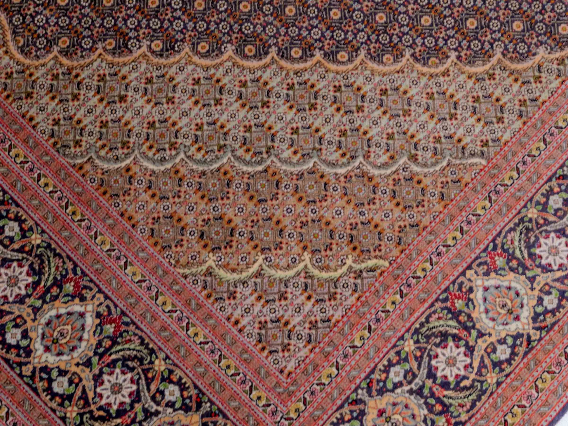 Handgeknüpfter Täbriz Mahi 40 Raj Perserteppich von Khademi aus Wolle, navy-blau-orange. Persischer Orientteppich. Von Hand geknüpft in Iran. Größe: 295 cm x 205 cm. Teppichnummer: SB3-1181. Verkauf durch Jupiter Intl.