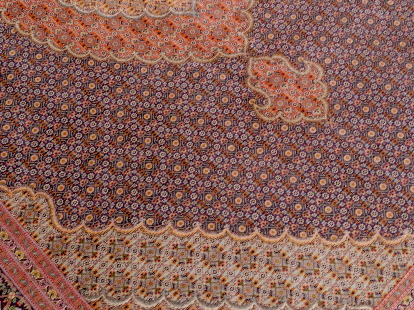 Handgeknüpfter Täbriz Mahi 40 Raj Perserteppich von Khademi aus Wolle, navy-blau-orange. Persischer Orientteppich. Von Hand geknüpft in Iran. Größe: 295 cm x 205 cm. Teppichnummer: SB3-1181. Verkauf durch Jupiter Intl.