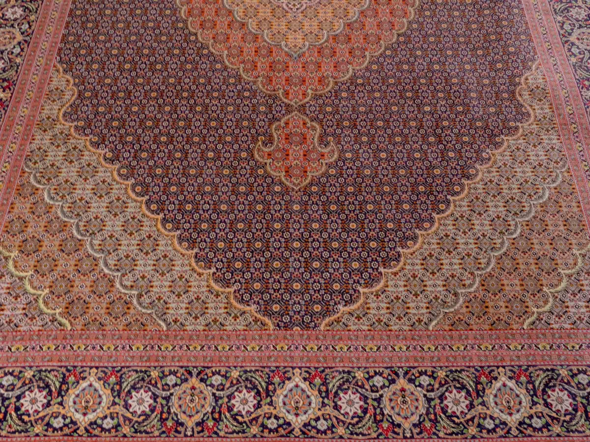 Handgeknüpfter Täbriz Mahi 40 Raj Perserteppich von Khademi aus Wolle, navy-blau-orange. Persischer Orientteppich. Von Hand geknüpft in Iran. Größe: 295 cm x 205 cm. Teppichnummer: SB3-1181. Verkauf durch Jupiter Intl.