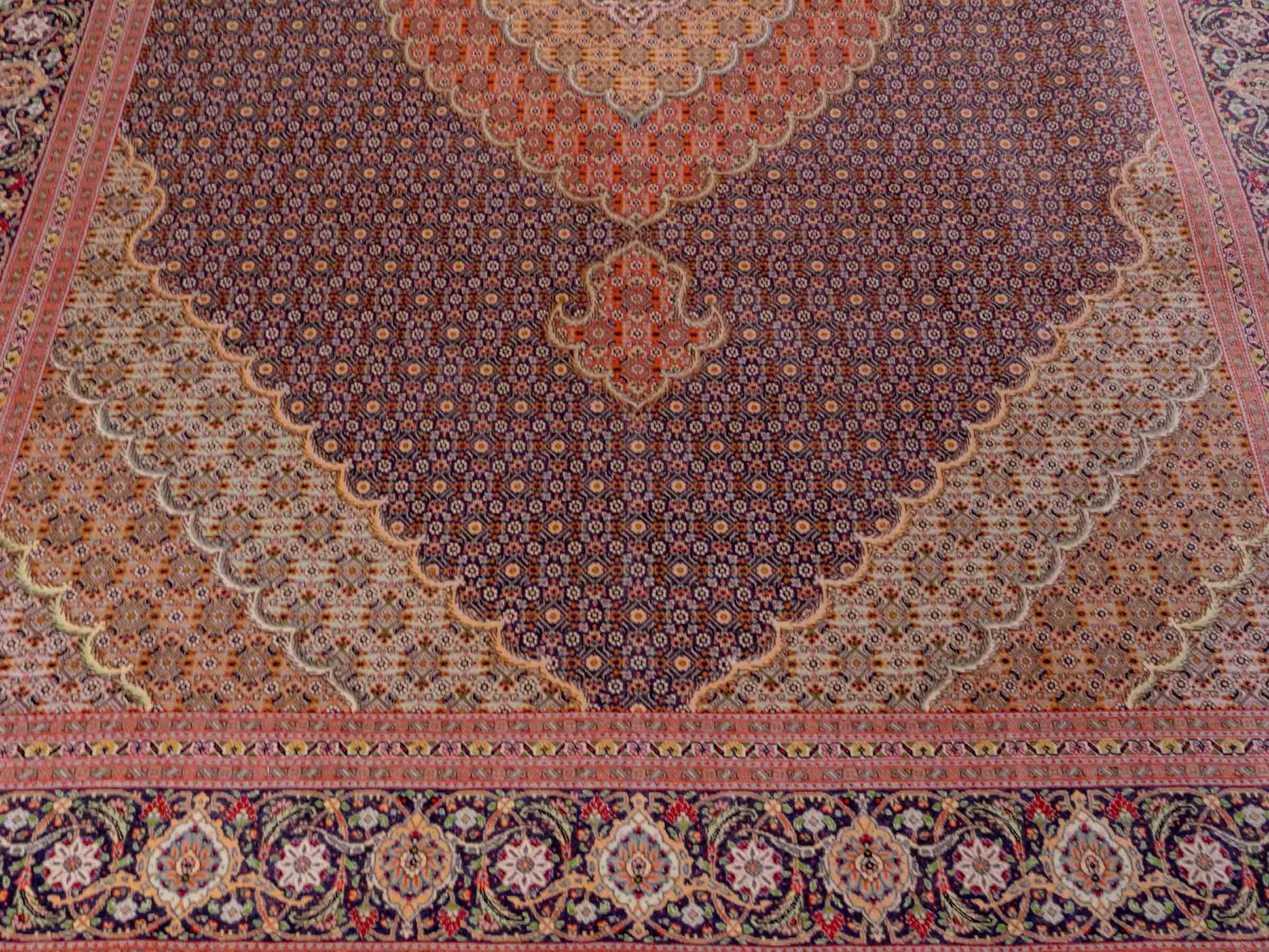 Handgeknüpfter Täbriz Mahi 40 Raj Perserteppich von Khademi aus Wolle, navy-blau-orange. Persischer Orientteppich. Von Hand geknüpft in Iran. Größe: 295 cm x 205 cm. Teppichnummer: SB3-1181. Verkauf durch Jupiter Intl.