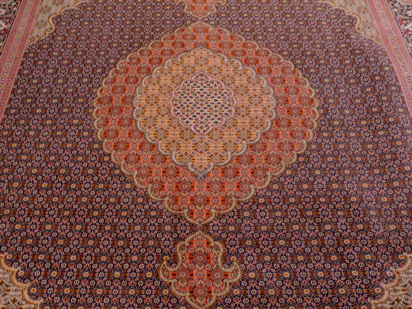 Handgeknüpfter Täbriz Mahi 40 Raj Perserteppich von Khademi aus Wolle, navy-blau-orange. Persischer Orientteppich. Von Hand geknüpft in Iran. Größe: 295 cm x 205 cm. Teppichnummer: SB3-1181. Verkauf durch Jupiter Intl.