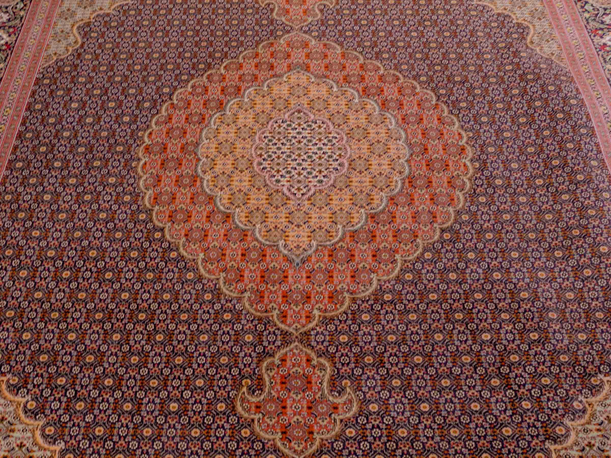 Handgeknüpfter Täbriz Mahi 40 Raj Perserteppich von Khademi aus Wolle, navy-blau-orange. Persischer Orientteppich. Von Hand geknüpft in Iran. Größe: 295 cm x 205 cm. Teppichnummer: SB3-1181. Verkauf durch Jupiter Intl.