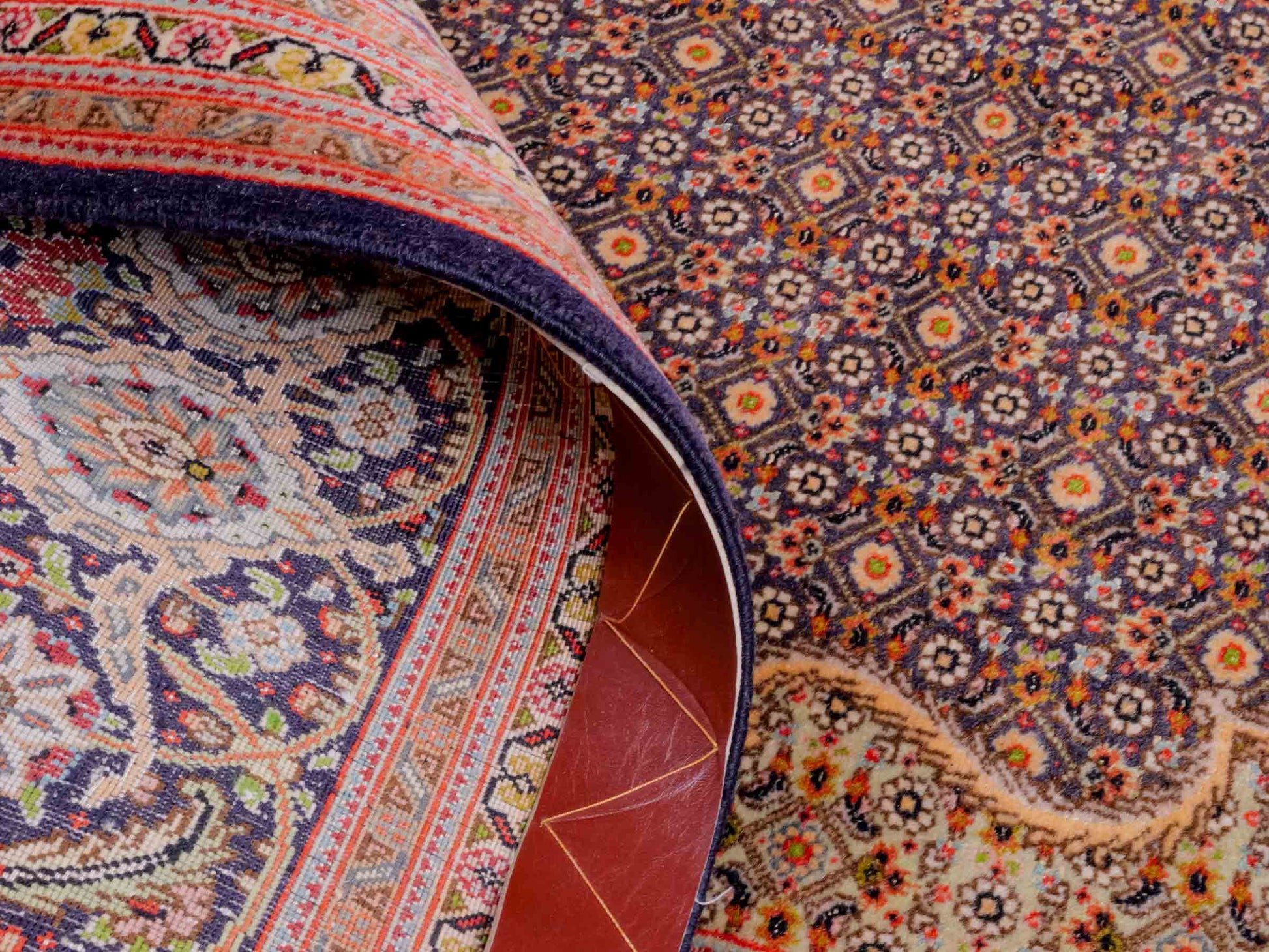 Handgeknüpfter Täbriz Mahi 40 Raj Perserteppich von Khademi aus Wolle, navy-blau-orange. Persischer Orientteppich. Von Hand geknüpft in Iran. Größe: 295 cm x 205 cm. Teppichnummer: SB3-1181. Verkauf durch Jupiter Intl.