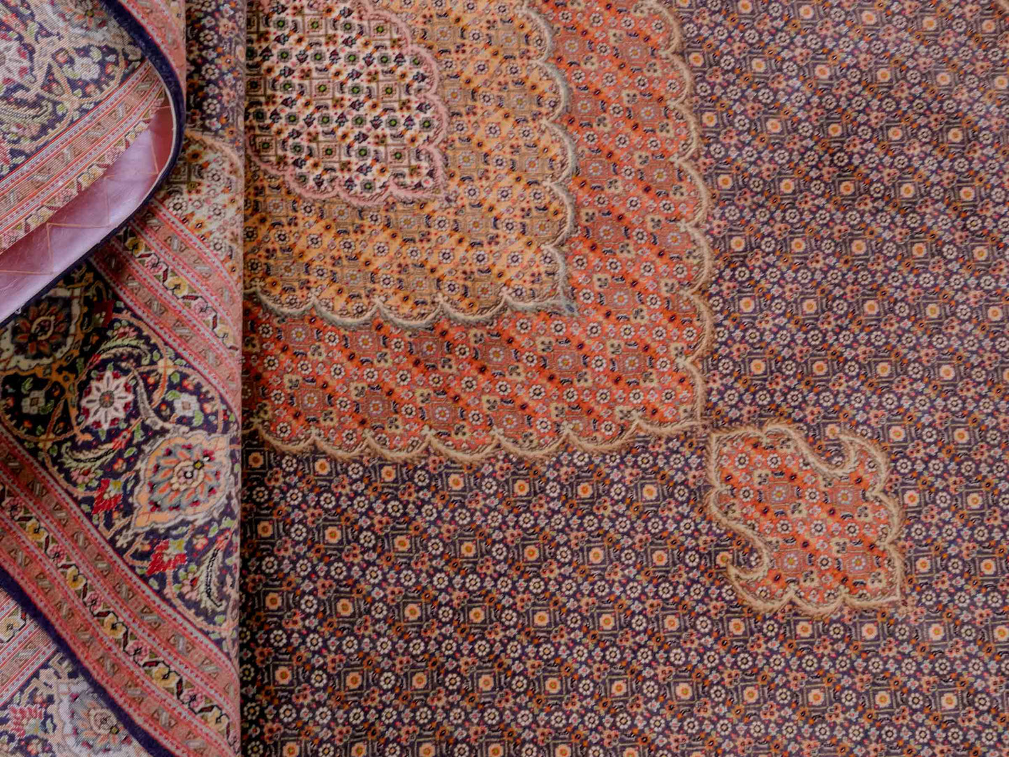 Handgeknüpfter Täbriz Mahi 40 Raj Perserteppich von Khademi aus Wolle, navy-blau-orange. Persischer Orientteppich. Von Hand geknüpft in Iran. Größe: 295 cm x 205 cm. Teppichnummer: SB3-1181. Verkauf durch Jupiter Intl.