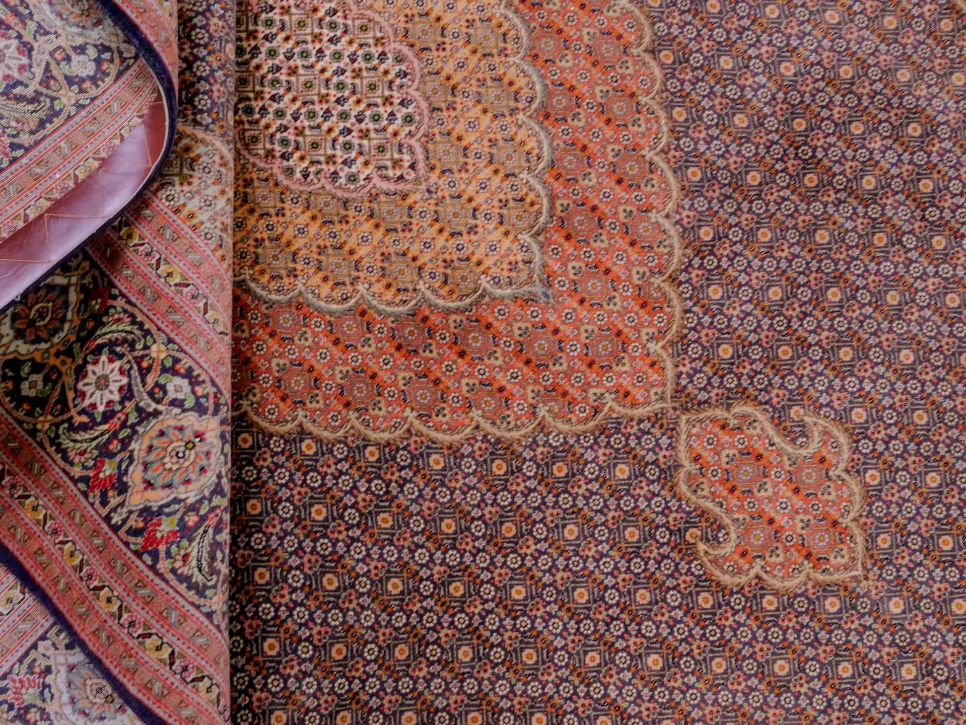 Handgeknüpfter Täbriz Mahi 40 Raj Perserteppich von Khademi aus Wolle, navy-blau-orange. Persischer Orientteppich. Von Hand geknüpft in Iran. Größe: 295 cm x 205 cm. Teppichnummer: SB3-1181. Verkauf durch Jupiter Intl.