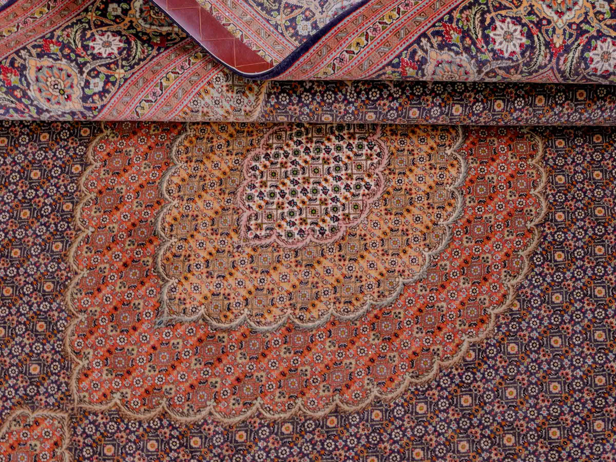 Handgeknüpfter Täbriz Mahi 40 Raj Perserteppich von Khademi aus Wolle, navy-blau-orange. Persischer Orientteppich. Von Hand geknüpft in Iran. Größe: 295 cm x 205 cm. Teppichnummer: SB3-1181. Verkauf durch Jupiter Intl.