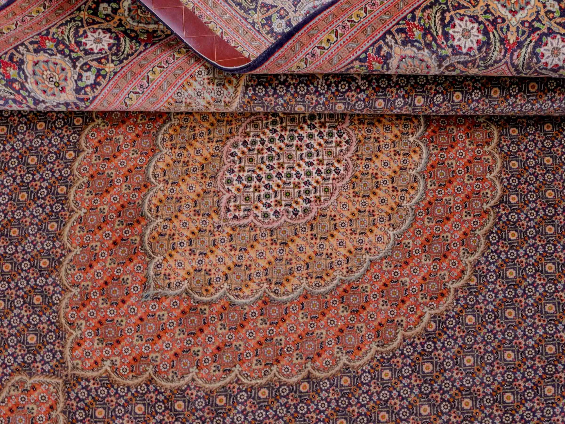 Handgeknüpfter Täbriz Mahi 40 Raj Perserteppich von Khademi aus Wolle, navy-blau-orange. Persischer Orientteppich. Von Hand geknüpft in Iran. Größe: 295 cm x 205 cm. Teppichnummer: SB3-1181. Verkauf durch Jupiter Intl.