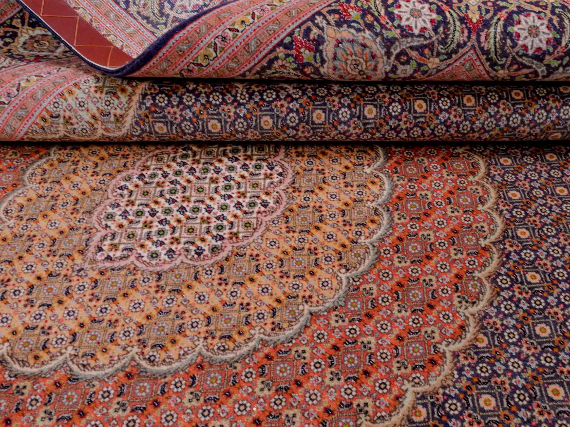 Handgeknüpfter Täbriz Mahi 40 Raj Perserteppich von Khademi aus Wolle, navy-blau-orange. Persischer Orientteppich. Von Hand geknüpft in Iran. Größe: 295 cm x 205 cm. Teppichnummer: SB3-1181. Verkauf durch Jupiter Intl.