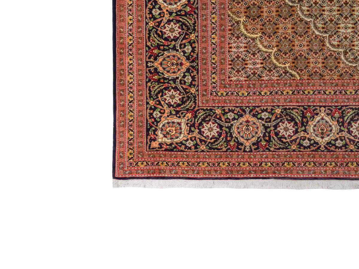 Handgeknüpfter Täbriz Mahi 40 Raj Perserteppich von Khademi aus Wolle, navy-blau-orange. Persischer Orientteppich. Von Hand geknüpft in Iran. Größe: 295 cm x 205 cm. Teppichnummer: SB3-1181. Verkauf durch Jupiter Intl.