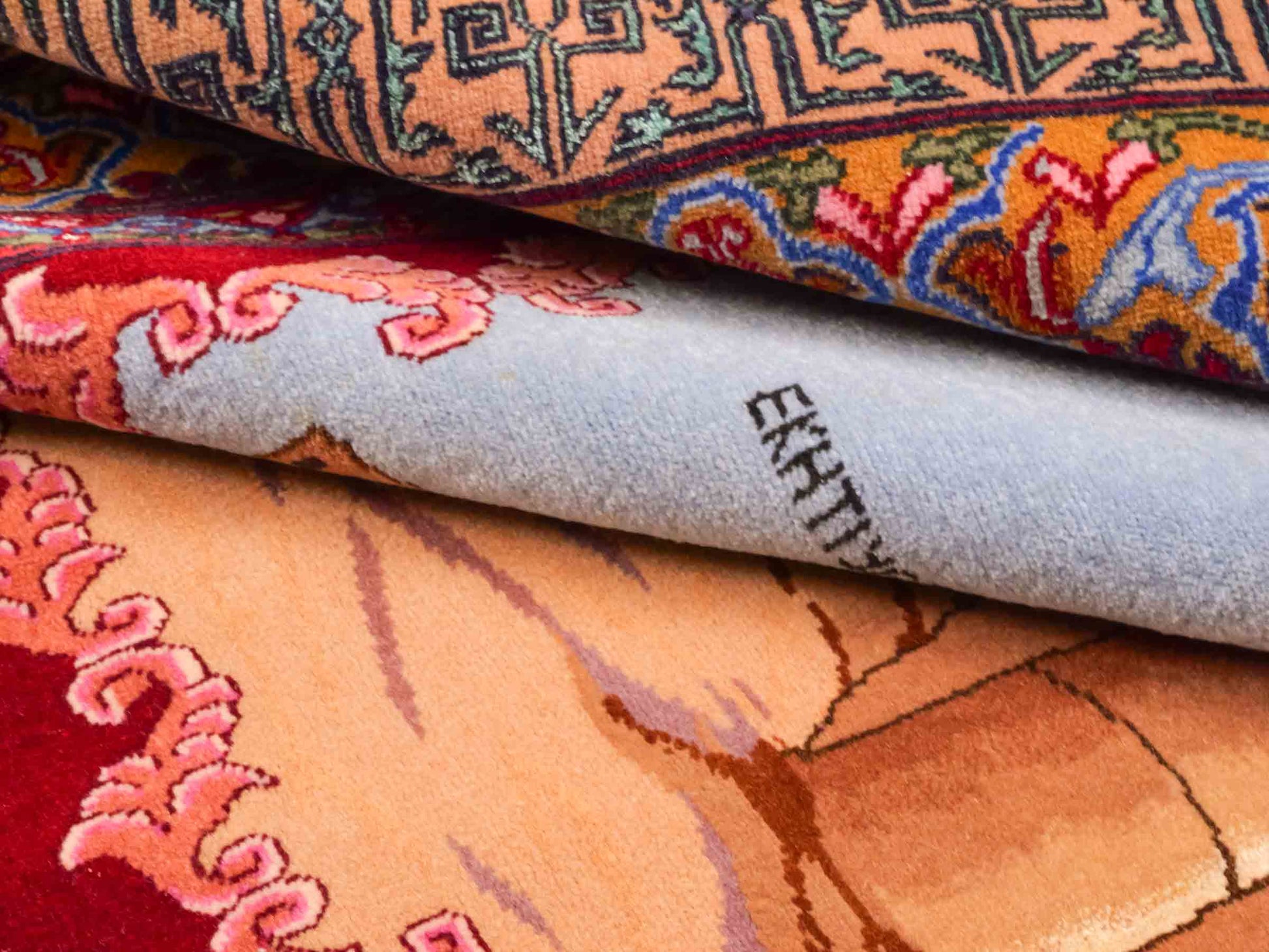 Handgeknüpfter Vintage Afghan Herat Nomadenteppich von Khademi aus Wolle mit Seide, mehrfarbig. Afghanischer Orientteppich. Von Hand geknüpft in Afghanistan. Größe: 120 cm x 76 cm. Teppichnummer: SB3-1028. Verkauf durch Jupiter Intl.