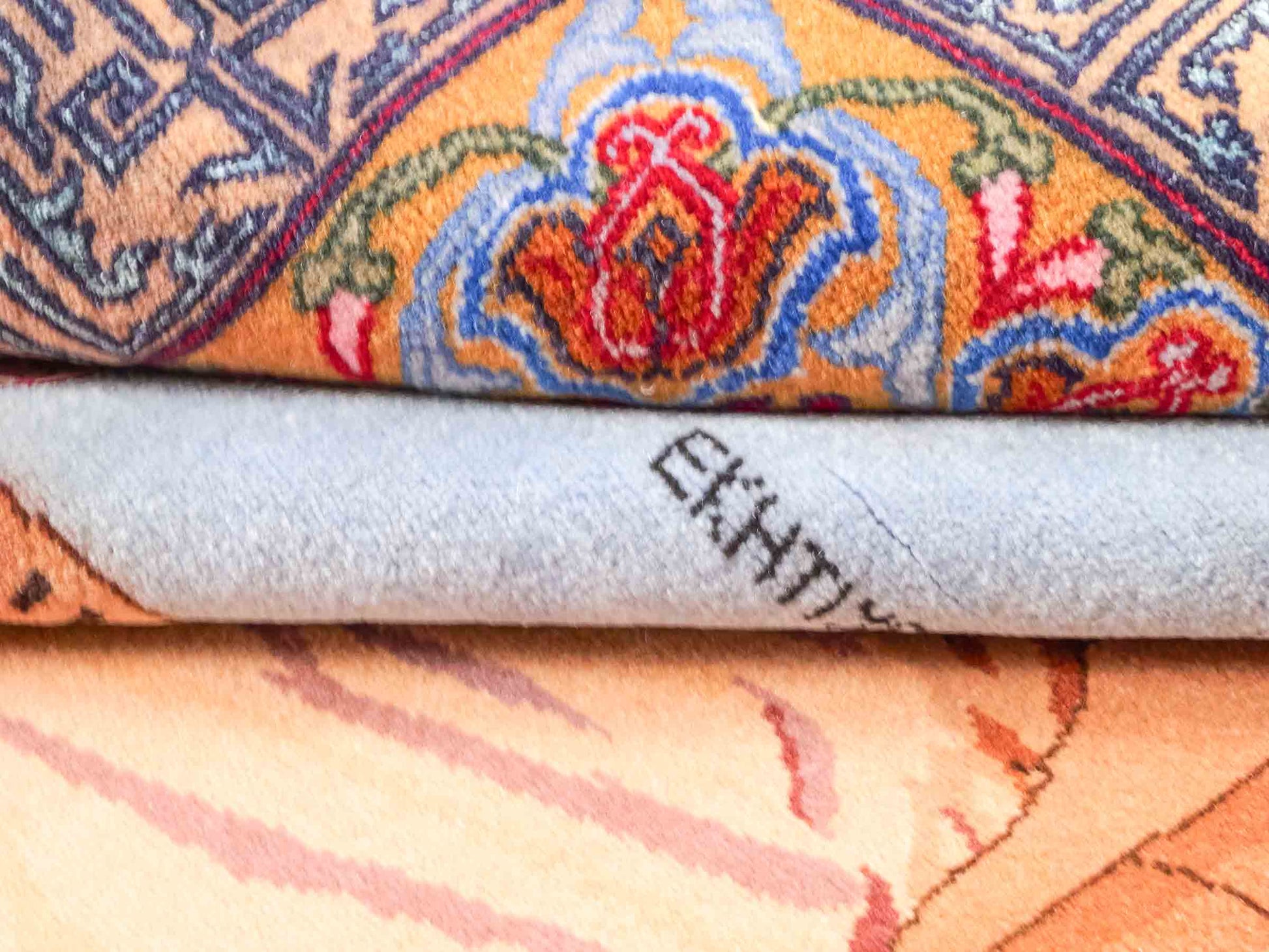 Handgeknüpfter Vintage Afghan Herat Nomadenteppich von Khademi aus Wolle mit Seide, mehrfarbig. Afghanischer Orientteppich. Von Hand geknüpft in Afghanistan. Größe: 180 cm x 120 cm. Teppichnummer: SB3-1138. Verkauf durch Jupiter Intl.