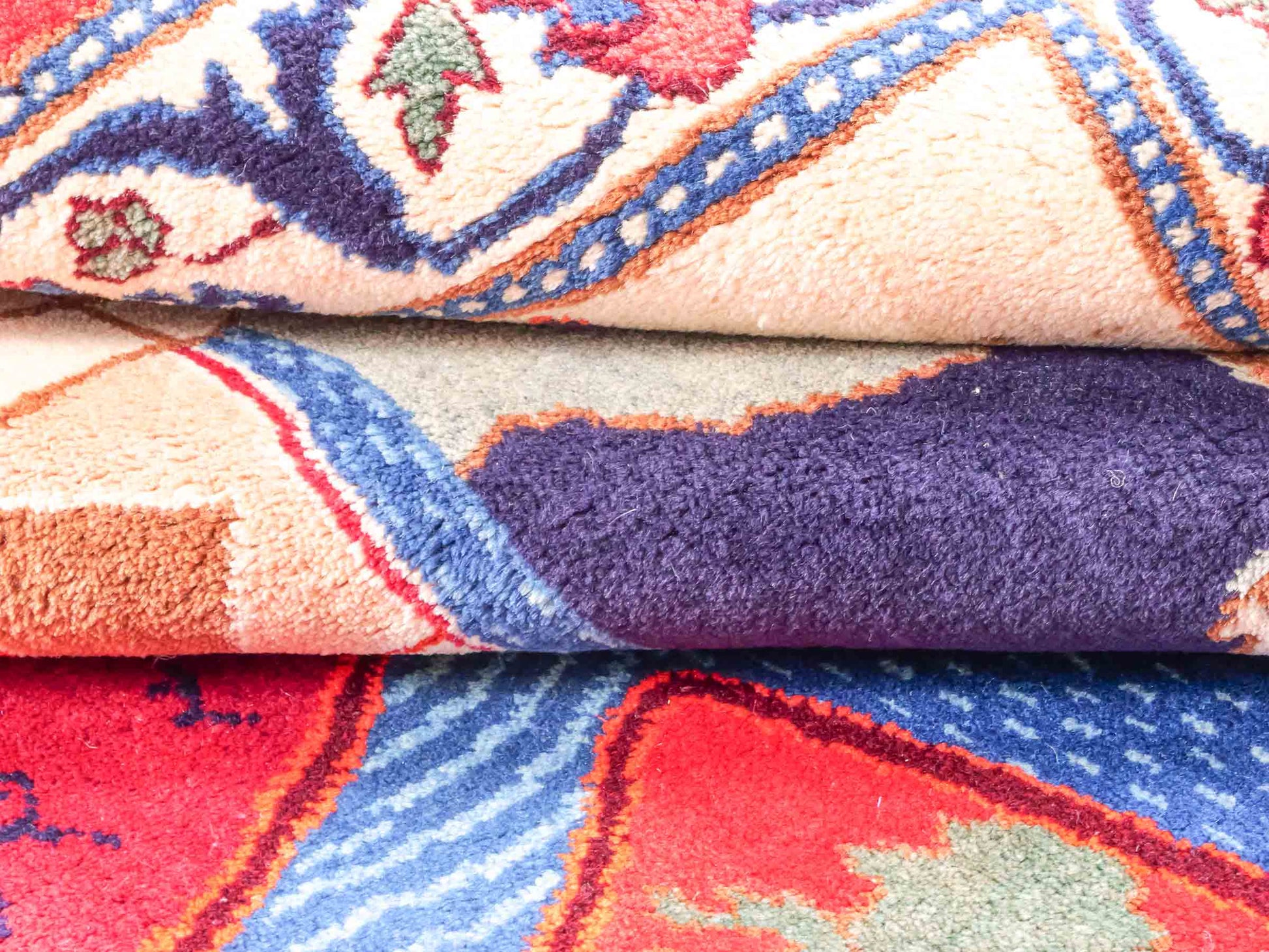Handgeknüpfter Vintage Afghan Nomadenteppich von Khademi aus Wolle, mehrfarbig. Klassischer Wollteppich mit Bildmotiv. Orientteppich, traditionell von Hand geknüpft in Afghanistan. Größe: 189 x 128 cm. Teppichnummer: SB3-1123 | Jupiter Intl.