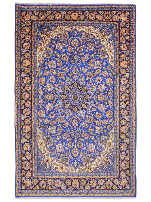 Handgeknüpfter Vintage Isfahan Perserteppich von Khademi aus Wolle mit Seide, blau. Feiner, persischer Teppich mit Medaillon. Orientteppich, geknüpft in Iran. Größe: 163 x 107 cm. Teppichnummer: SB3-1055 | Jupiter Intl.