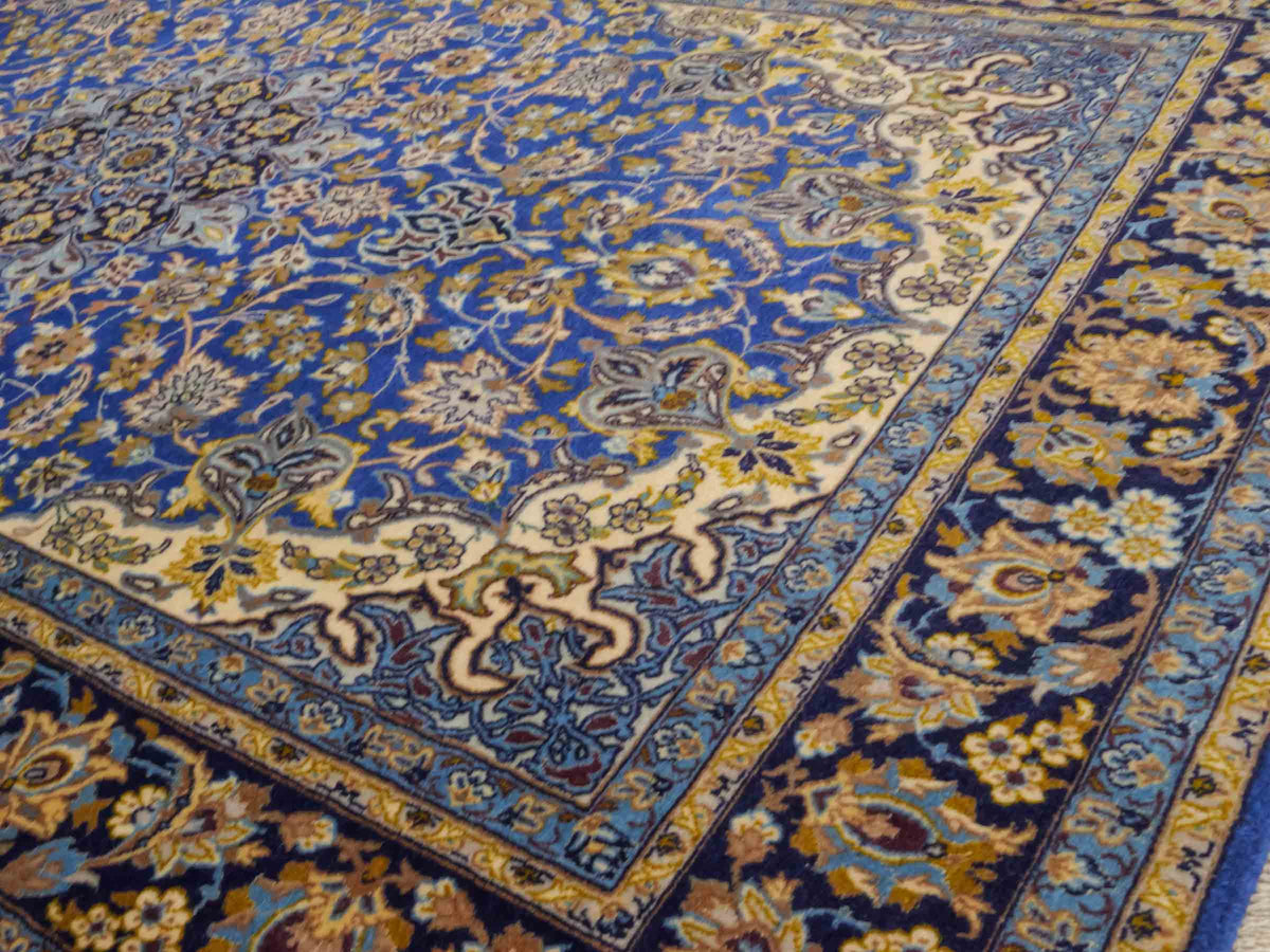 Handgeknüpfter Vintage Isfahan Perserteppich von Khademi aus Wolle mit Seide, blau. Feiner, persischer Teppich mit Medaillon. Orientteppich, geknüpft in Iran. Größe: 163 x 107 cm. Teppichnummer: SB3-1055 | Jupiter Intl.