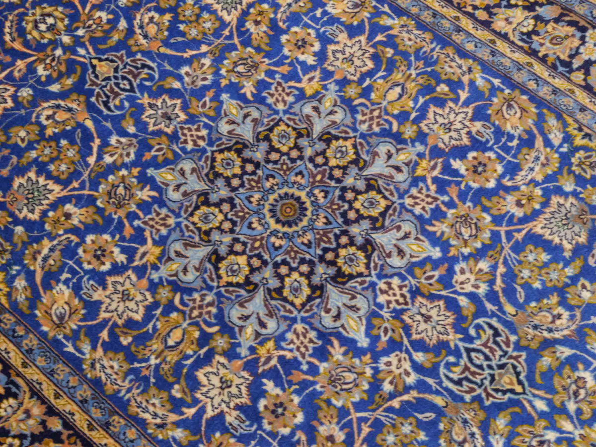 Handgeknüpfter Vintage Isfahan Perserteppich von Khademi aus Wolle mit Seide, blau. Feiner, persischer Teppich mit Medaillon. Orientteppich, geknüpft in Iran. Größe: 163 x 107 cm. Teppichnummer: SB3-1055 | Jupiter Intl.