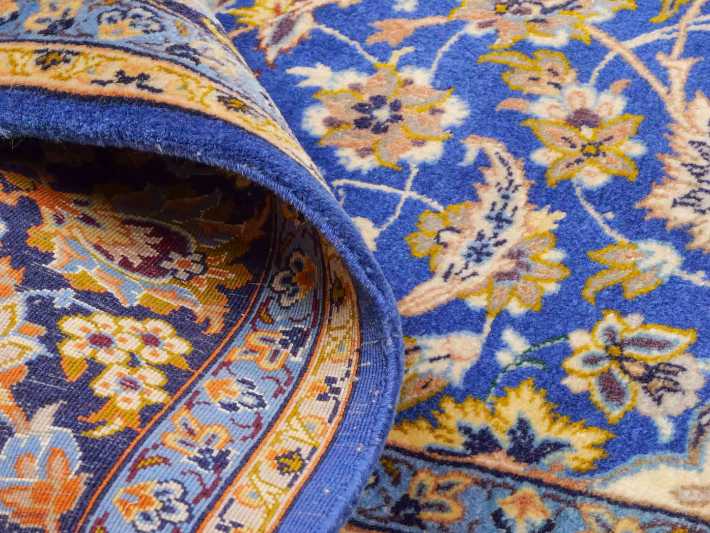 Handgeknüpfter Vintage Isfahan Perserteppich von Khademi aus Wolle mit Seide, blau. Feiner, persischer Teppich mit Medaillon. Orientteppich, geknüpft in Iran. Größe: 163 x 107 cm. Teppichnummer: SB3-1055 | Jupiter Intl.