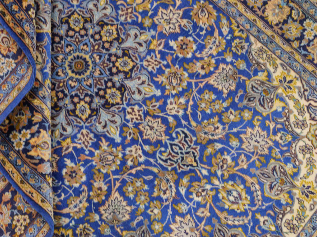 Handgeknüpfter Vintage Isfahan Perserteppich von Khademi aus Wolle mit Seide, blau. Feiner, persischer Teppich mit Medaillon. Orientteppich, geknüpft in Iran. Größe: 163 x 107 cm. Teppichnummer: SB3-1055 | Jupiter Intl.