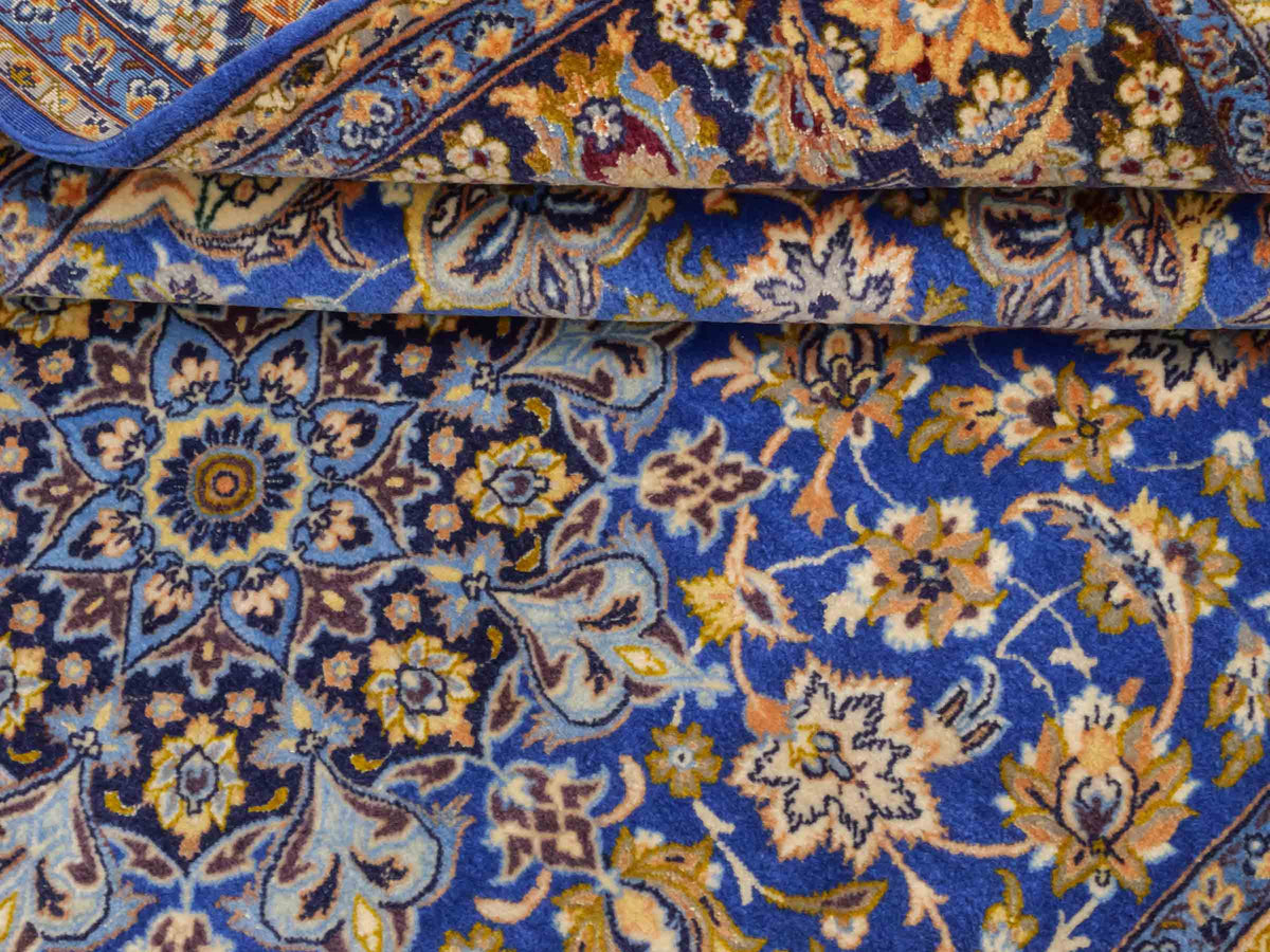 Handgeknüpfter Vintage Isfahan Perserteppich von Khademi aus Wolle mit Seide, blau. Feiner, persischer Teppich mit Medaillon. Orientteppich, geknüpft in Iran. Größe: 163 x 107 cm. Teppichnummer: SB3-1055 | Jupiter Intl.