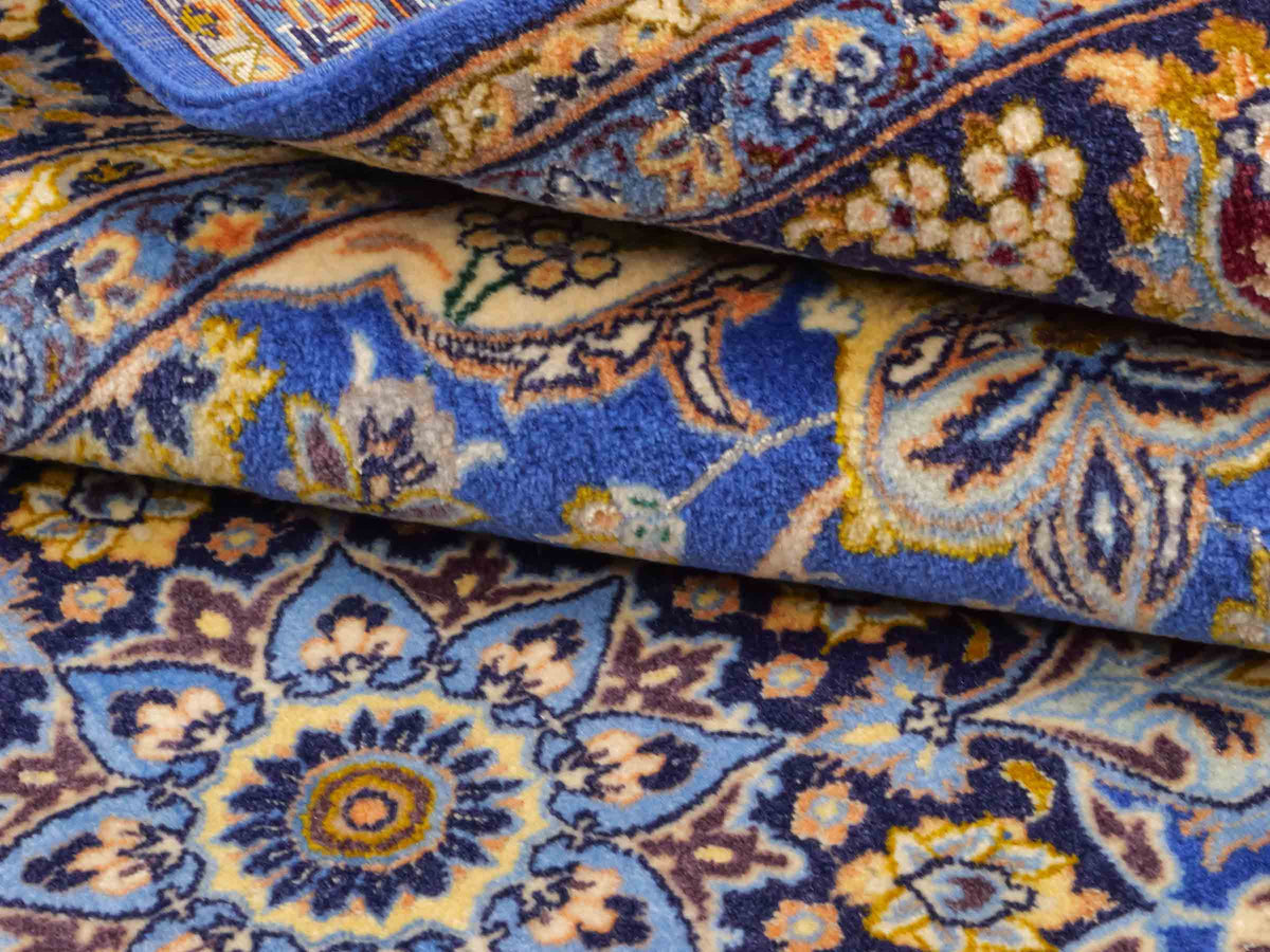 Handgeknüpfter Vintage Isfahan Perserteppich von Khademi aus Wolle mit Seide, blau. Feiner, persischer Teppich mit Medaillon. Orientteppich, geknüpft in Iran. Größe: 163 x 107 cm. Teppichnummer: SB3-1055 | Jupiter Intl.
