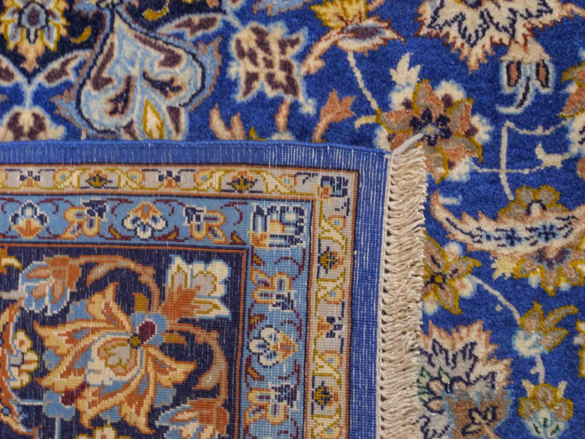 Handgeknüpfter Vintage Isfahan Perserteppich von Khademi aus Wolle mit Seide, blau. Feiner, persischer Teppich mit Medaillon. Orientteppich, geknüpft in Iran. Größe: 163 x 107 cm. Teppichnummer: SB3-1055 | Jupiter Intl.