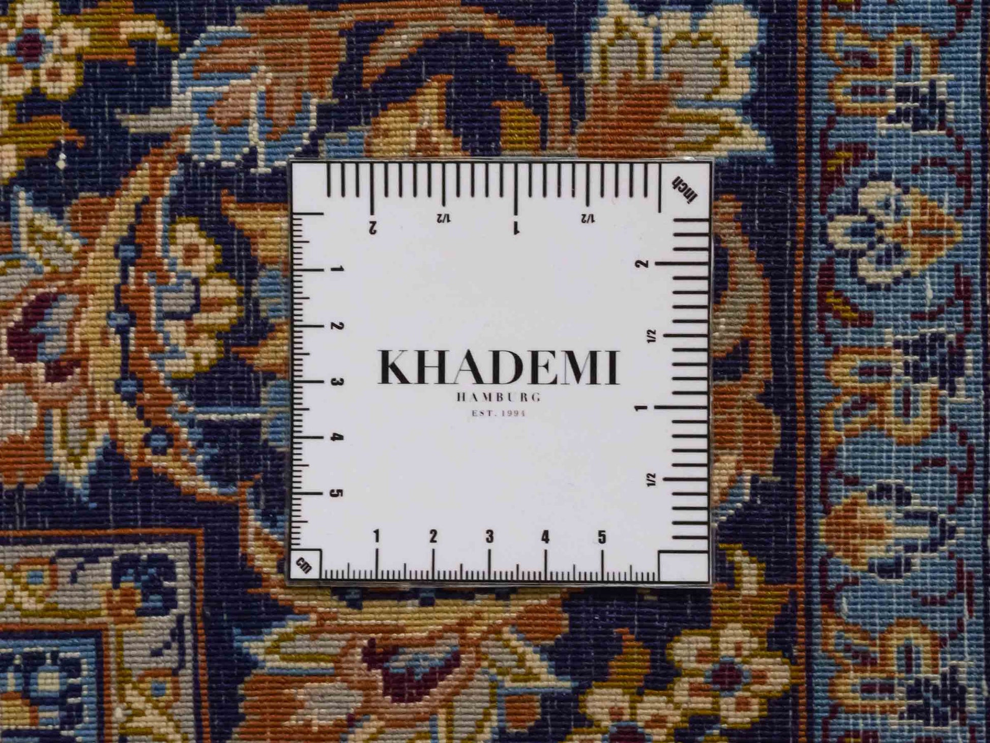 Handgeknüpfter Vintage Isfahan Perserteppich von Khademi aus Wolle mit Seide, blau. Feiner, persischer Teppich mit Medaillon. Orientteppich, geknüpft in Iran. Größe: 163 x 107 cm. Teppichnummer: SB3-1055 | Jupiter Intl.
