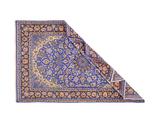 Handgeknüpfter Vintage Isfahan Perserteppich von Khademi aus Wolle mit Seide, blau. Feiner, persischer Teppich mit Medaillon. Orientteppich, geknüpft in Iran. Größe: 163 x 107 cm. Teppichnummer: SB3-1055 | Jupiter Intl.