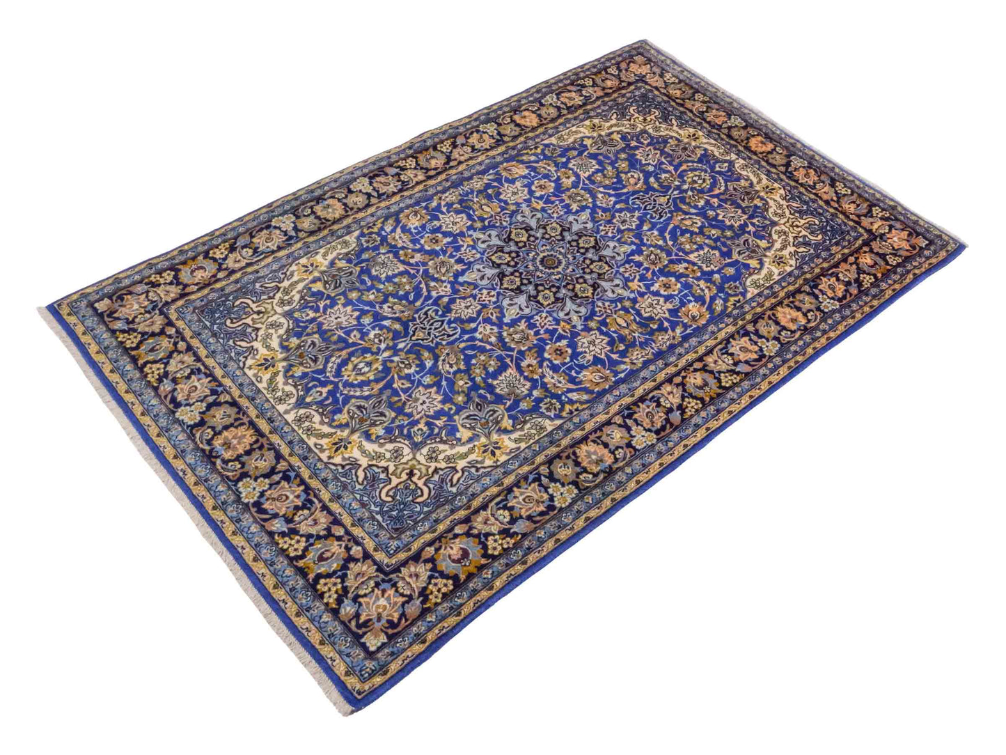 Handgeknüpfter Vintage Isfahan Perserteppich von Khademi aus Wolle mit Seide, blau. Feiner, persischer Teppich mit Medaillon. Orientteppich, geknüpft in Iran. Größe: 163 x 107 cm. Teppichnummer: SB3-1055 | Jupiter Intl.