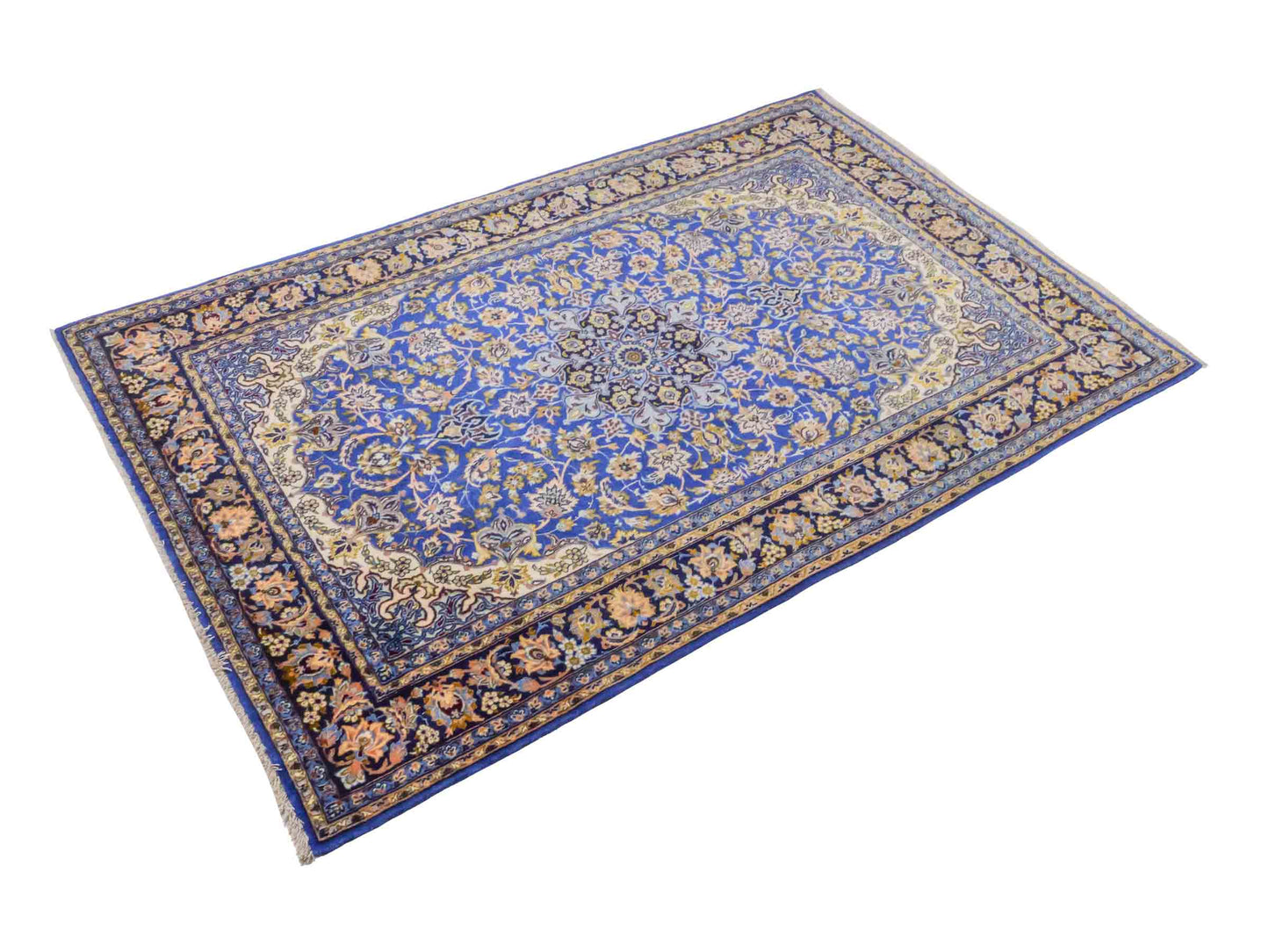 Handgeknüpfter Vintage Isfahan Perserteppich von Khademi aus Wolle mit Seide, blau. Feiner, persischer Teppich mit Medaillon. Orientteppich, geknüpft in Iran. Größe: 163 x 107 cm. Teppichnummer: SB3-1055 | Jupiter Intl.
