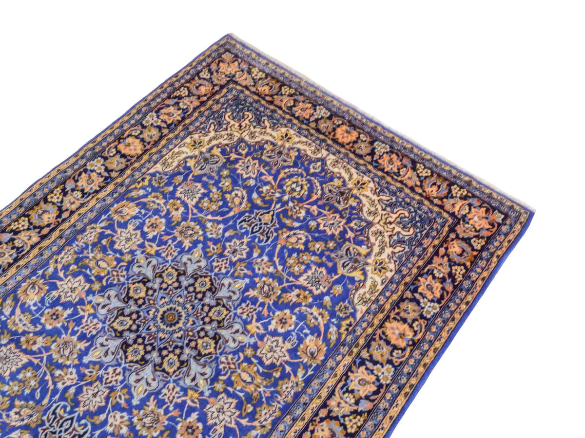 Handgeknüpfter Vintage Isfahan Perserteppich von Khademi aus Wolle mit Seide, blau. Feiner, persischer Teppich mit Medaillon. Orientteppich, geknüpft in Iran. Größe: 163 x 107 cm. Teppichnummer: SB3-1055 | Jupiter Intl.