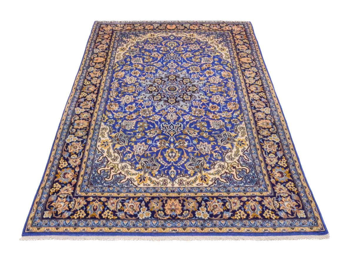 Handgeknüpfter Vintage Isfahan Perserteppich von Khademi aus Wolle mit Seide, blau. Feiner, persischer Teppich mit Medaillon. Orientteppich, geknüpft in Iran. Größe: 163 x 107 cm. Teppichnummer: SB3-1055 | Jupiter Intl.