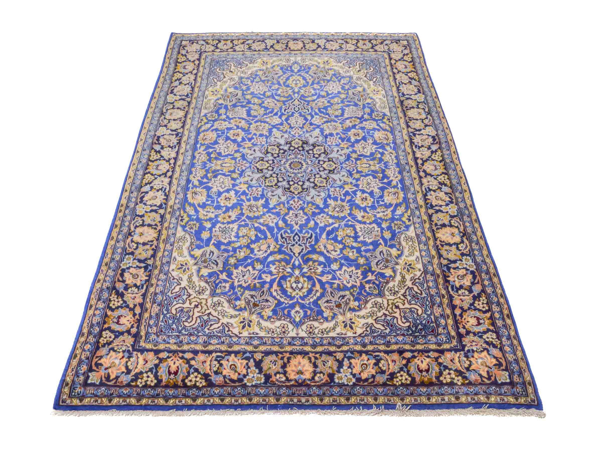Handgeknüpfter Vintage Isfahan Perserteppich von Khademi aus Wolle mit Seide, blau. Feiner, persischer Teppich mit Medaillon. Orientteppich, geknüpft in Iran. Größe: 163 x 107 cm. Teppichnummer: SB3-1055 | Jupiter Intl.