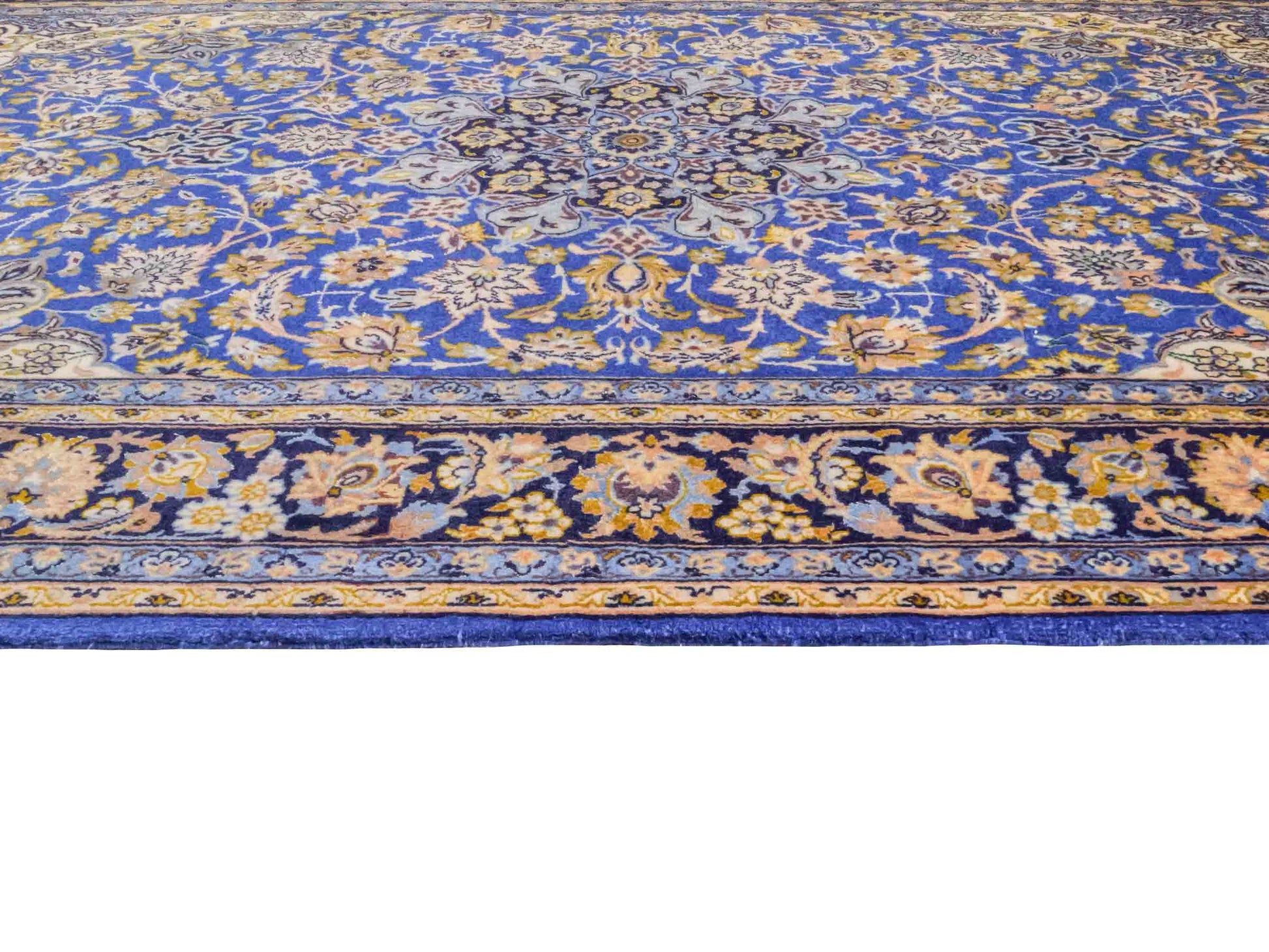 Handgeknüpfter Vintage Isfahan Perserteppich von Khademi aus Wolle mit Seide, blau. Feiner, persischer Teppich mit Medaillon. Orientteppich, geknüpft in Iran. Größe: 163 x 107 cm. Teppichnummer: SB3-1055 | Jupiter Intl.