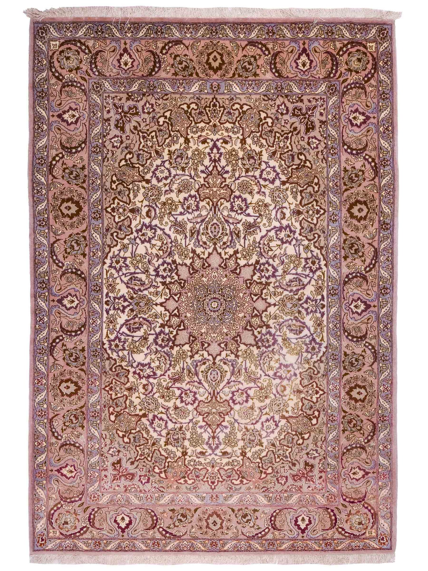 Handgeknüpfter Vintage Isfahan Perserteppich von Khademi aus Wolle mit Seide, beige-lila. Feiner, persischer Teppich mit Medaillon. Orientteppich, von Hand geknüpft in Iran. Größe: 165 x 113 cm. Teppichnummer: DB3-1042. Verkauf Jupiter Intl.