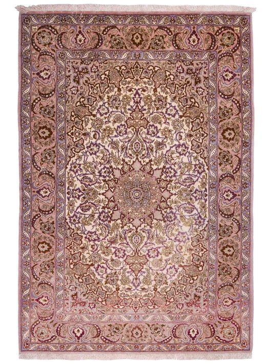 Handgeknüpfter Vintage Isfahan Perserteppich von Khademi aus Wolle mit Seide, beige-lila. Feiner, persischer Teppich mit Medaillon. Orientteppich, von Hand geknüpft in Iran. Größe: 165 x 113 cm. Teppichnummer: DB3-1042. Verkauf Jupiter Intl.